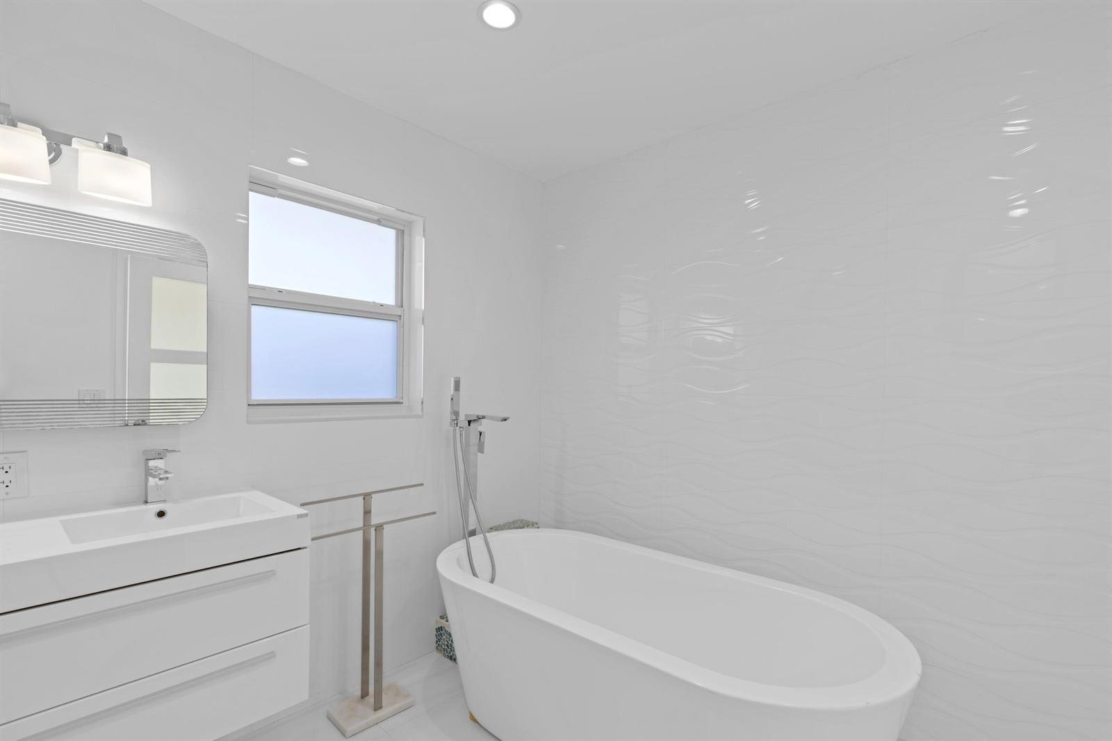 391 Southeast 7th Avenue – photo 2