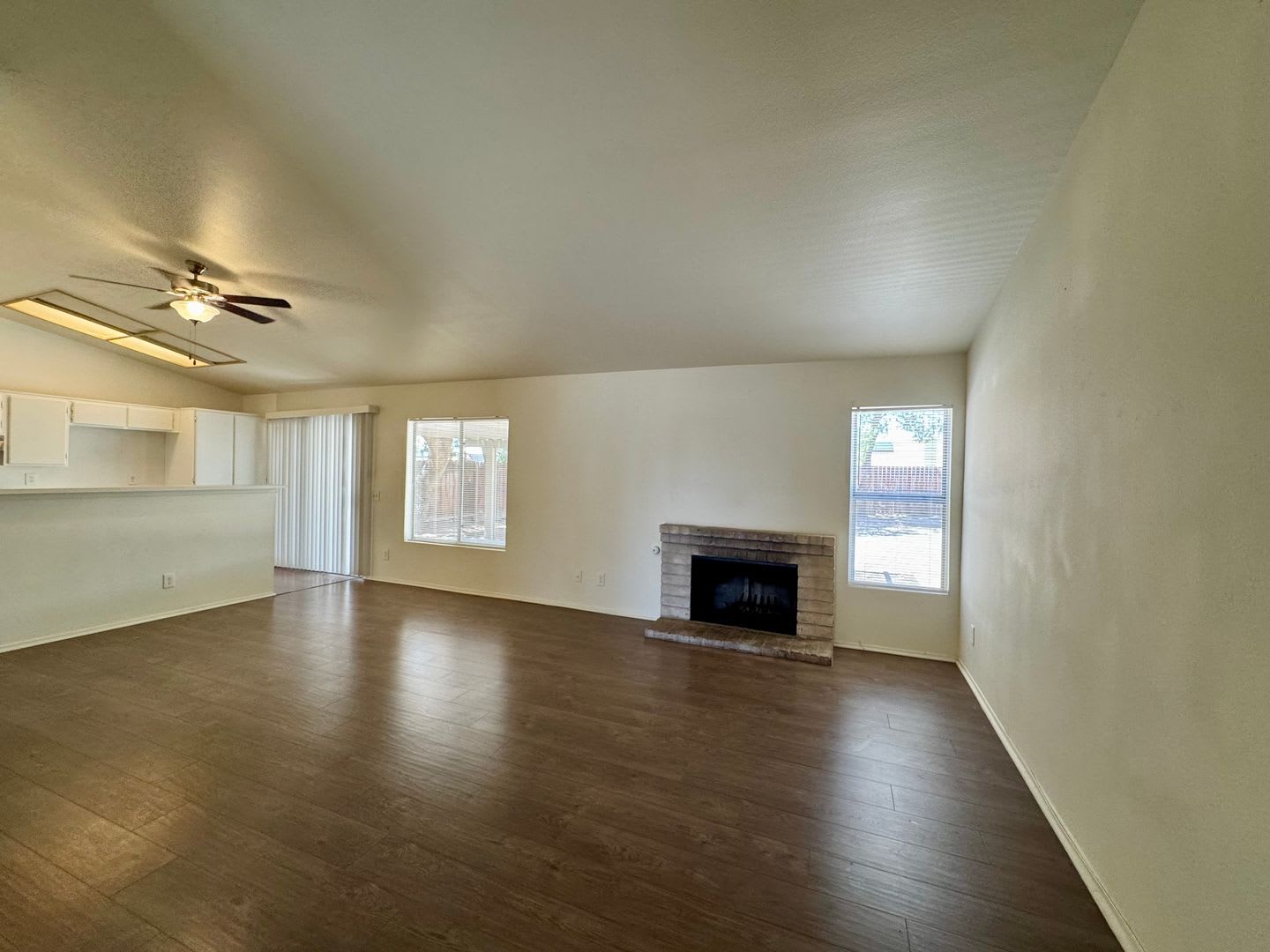 Adelanto Home- 3 Bedrooms, 2 Bathrooms, Laminate Floors, Large Back Yard – photo 5
