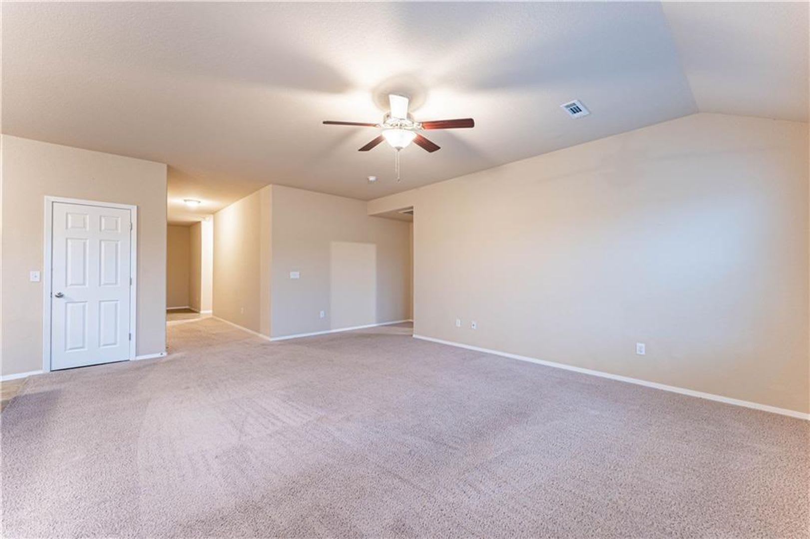 This Beautiful Four Bedroom Two Bathroom Rental Includes All Appliance And Fenced Yard For Entertaining – photo 3