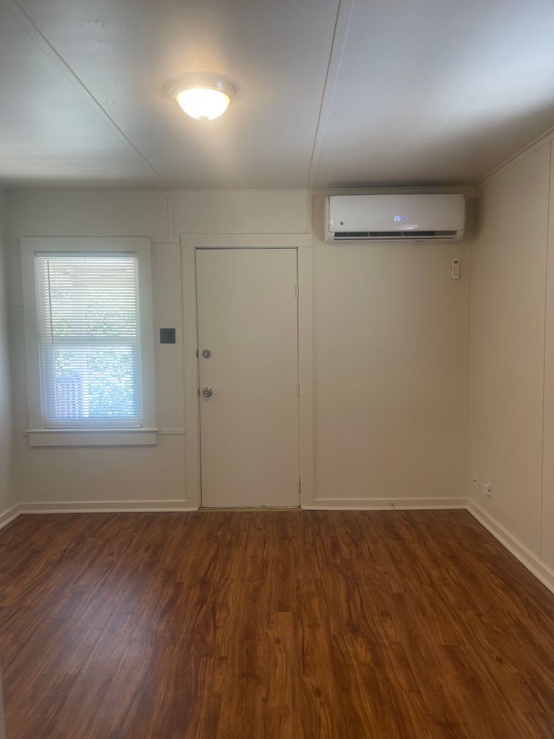 *MOVE IN SPECIAL $500 OFF FIRST MONTHS RENT* 1 BED 1 BATH HOUSE NEAR DOWNTOWN – photo 2