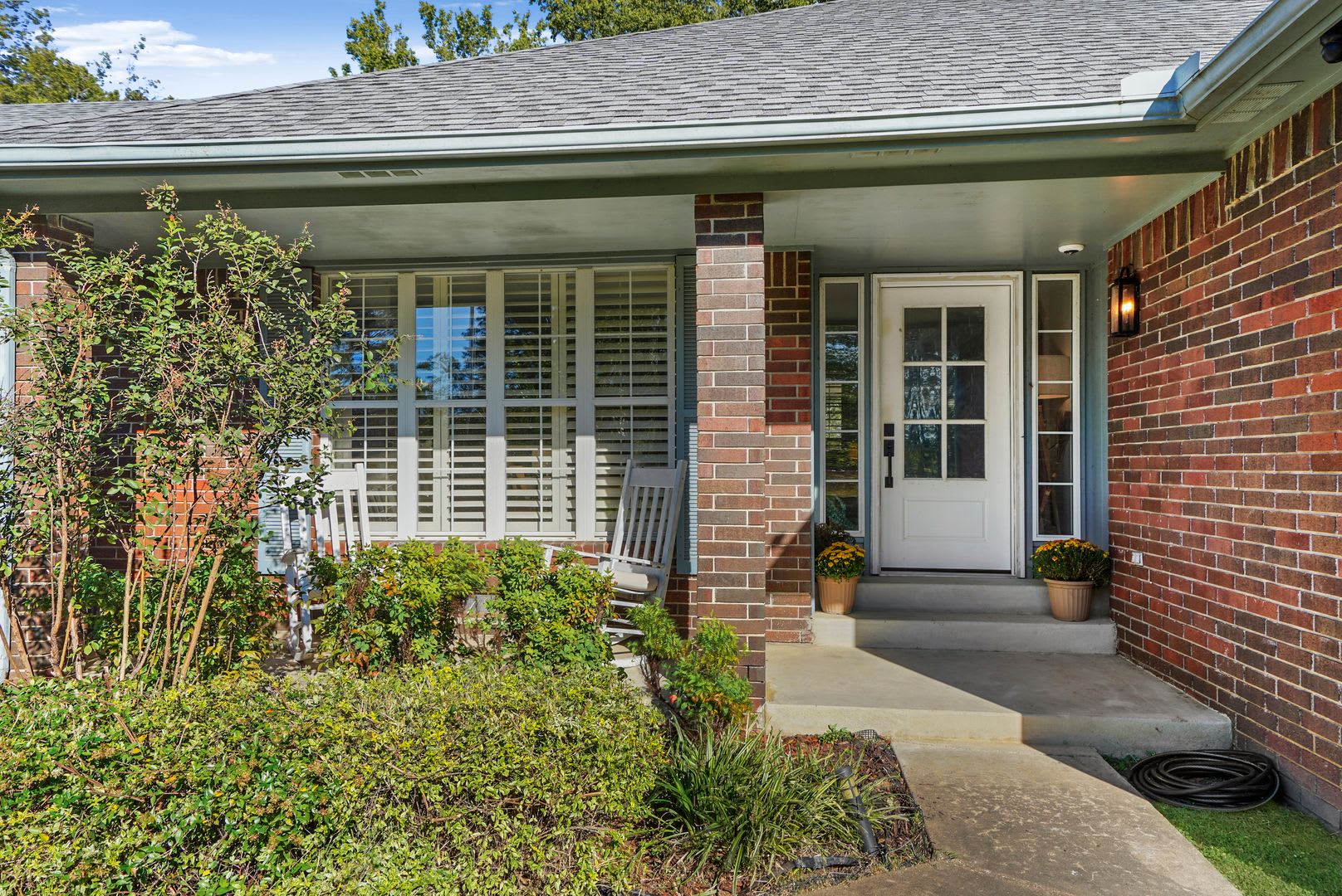 Private on 1.2 acres 3/2.5 bath w/2 car garage/20x30shop &pool – photo 2