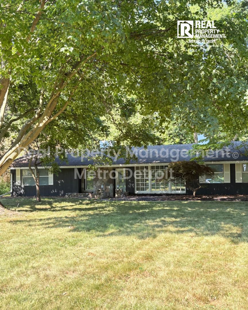3-Bedroom Single-Family Home in Beverly Hills, Michigan – photo 2