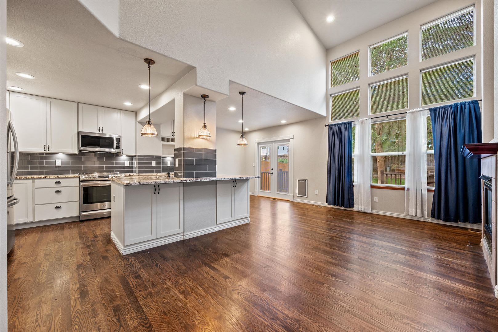 Beautiful 4 Bedroom Home In Lakewood With Finished Basement Private Backyard – photo 3