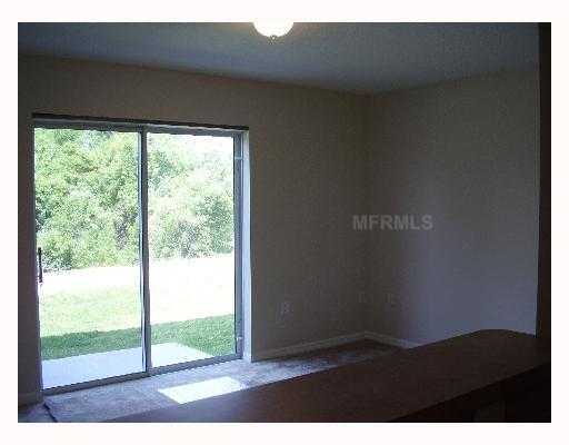 Cozy 3 Bedroom 2 Bath (2 Story) Townhome – photo 5