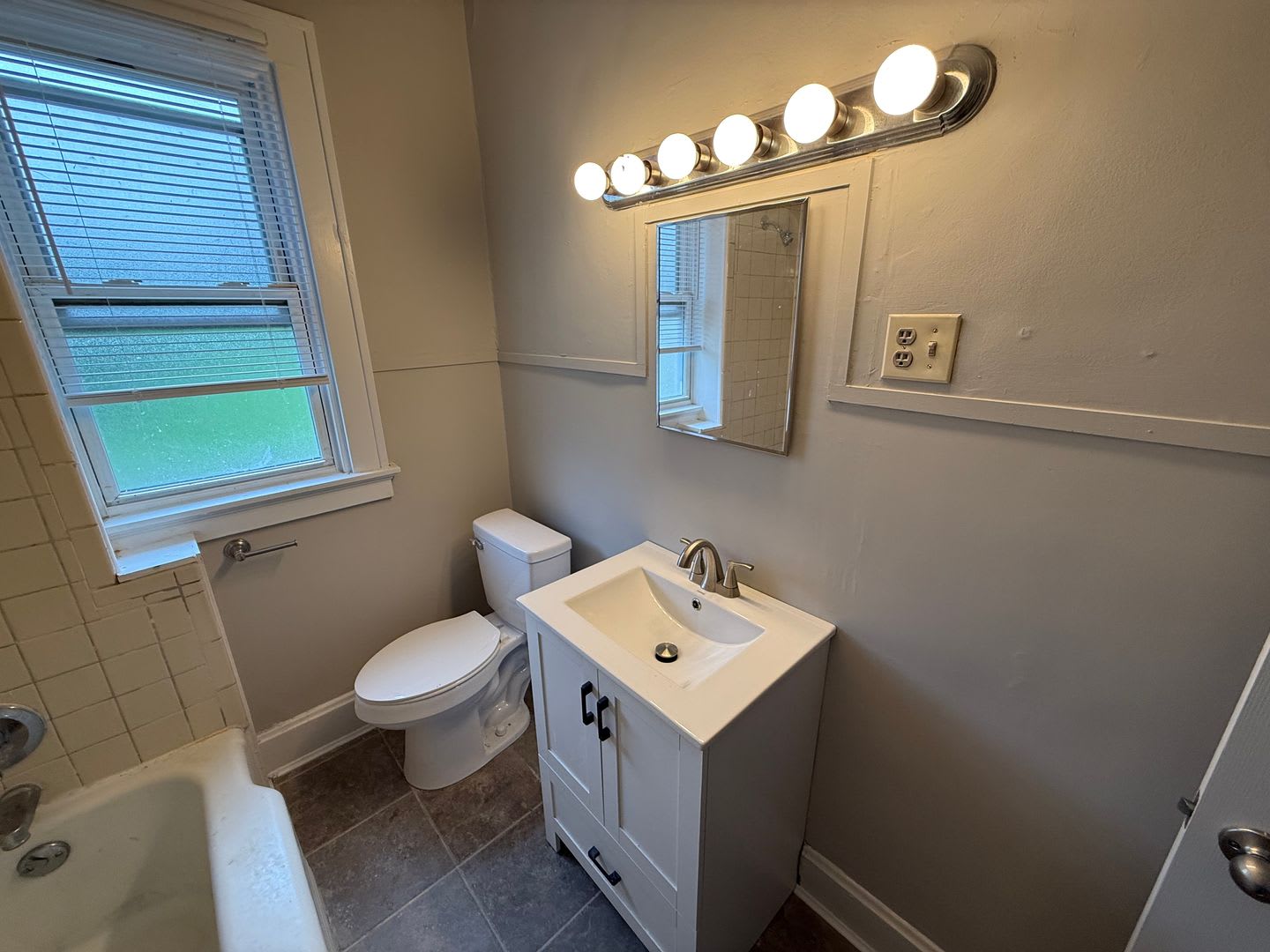 Beautifully Renovated 3 Bedroom 2 Bath Half Off First Month S Rent – photo 2