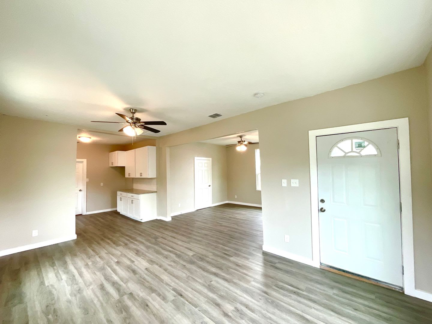 Move In Ready 3Bd 2Ba Laminate Floors Fenced Yard Prime Location Accepts Section 8 – photo 5
