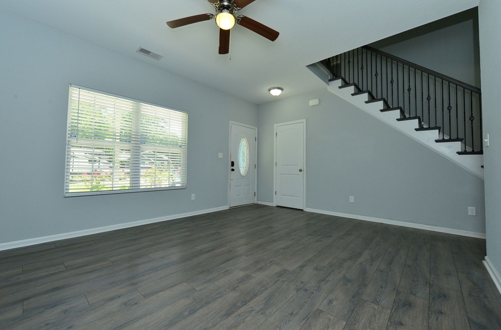 1st floor primary bedroom-5 bedroom home on quiet dead in street with huge fenced in backyard – photo 3