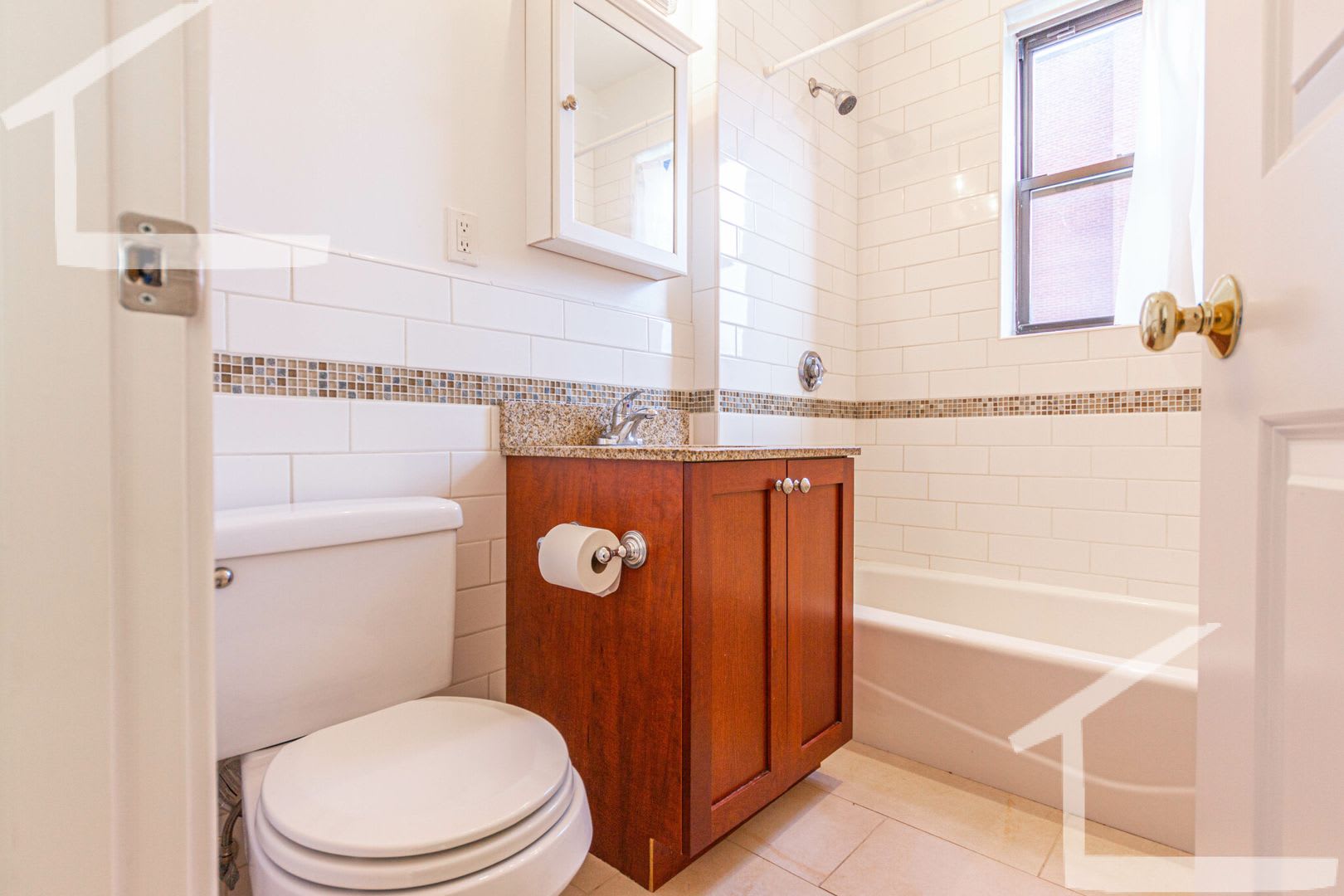 Newly Renovated 2Nd Floor 1 Bed Unit Right Next To The Green Line – photo 3