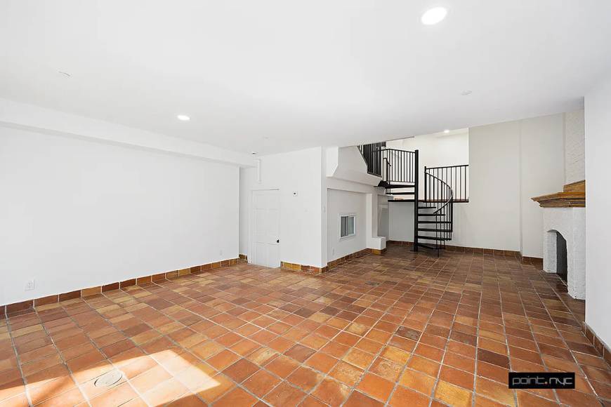 300 West – photo 3