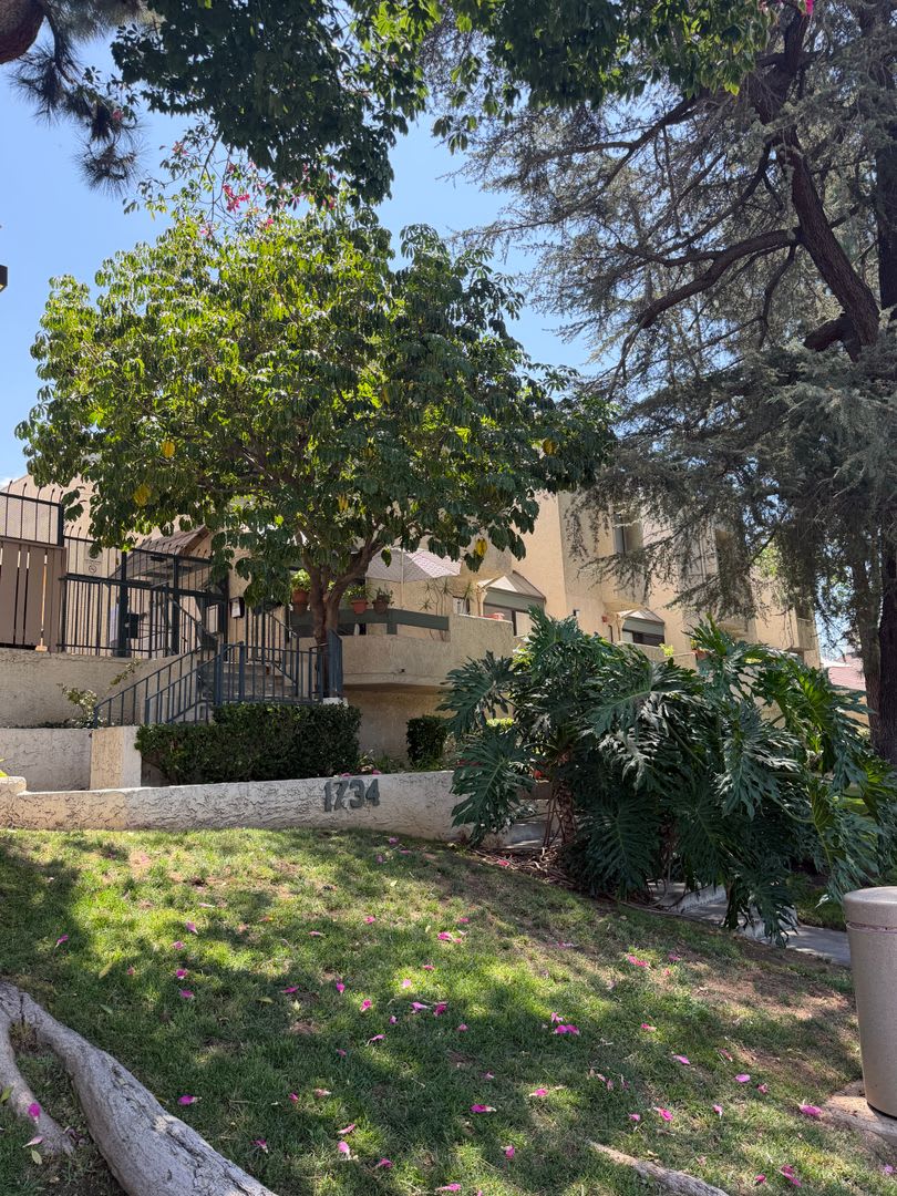 Large Townhome In Glendale Verdugo Woodlands – photo 2