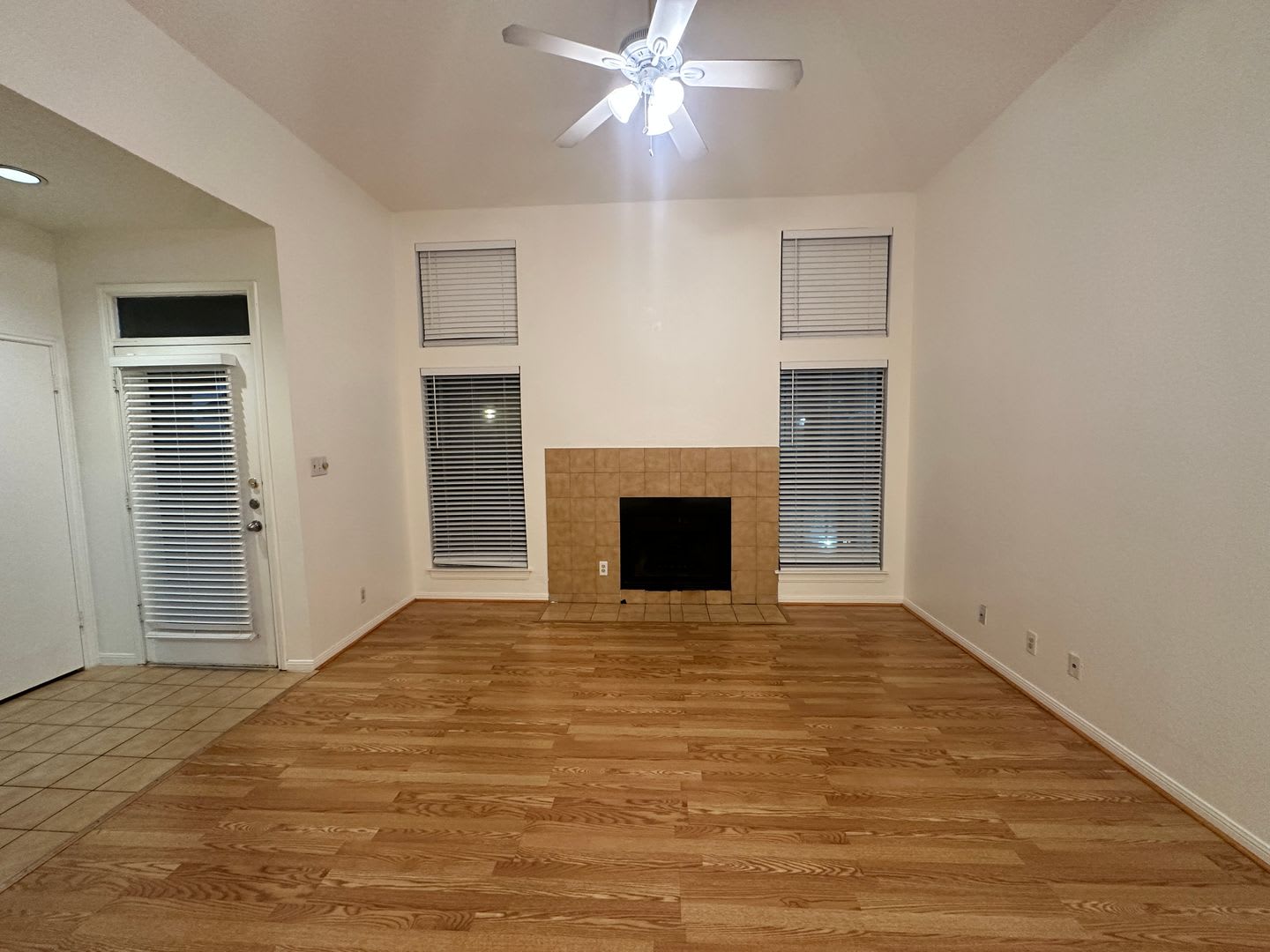 UT PRE LEASE: West Campus 2bd / 2ba Cathedral ceilings, Huge windows, Good Roommate floor-plan – photo 2