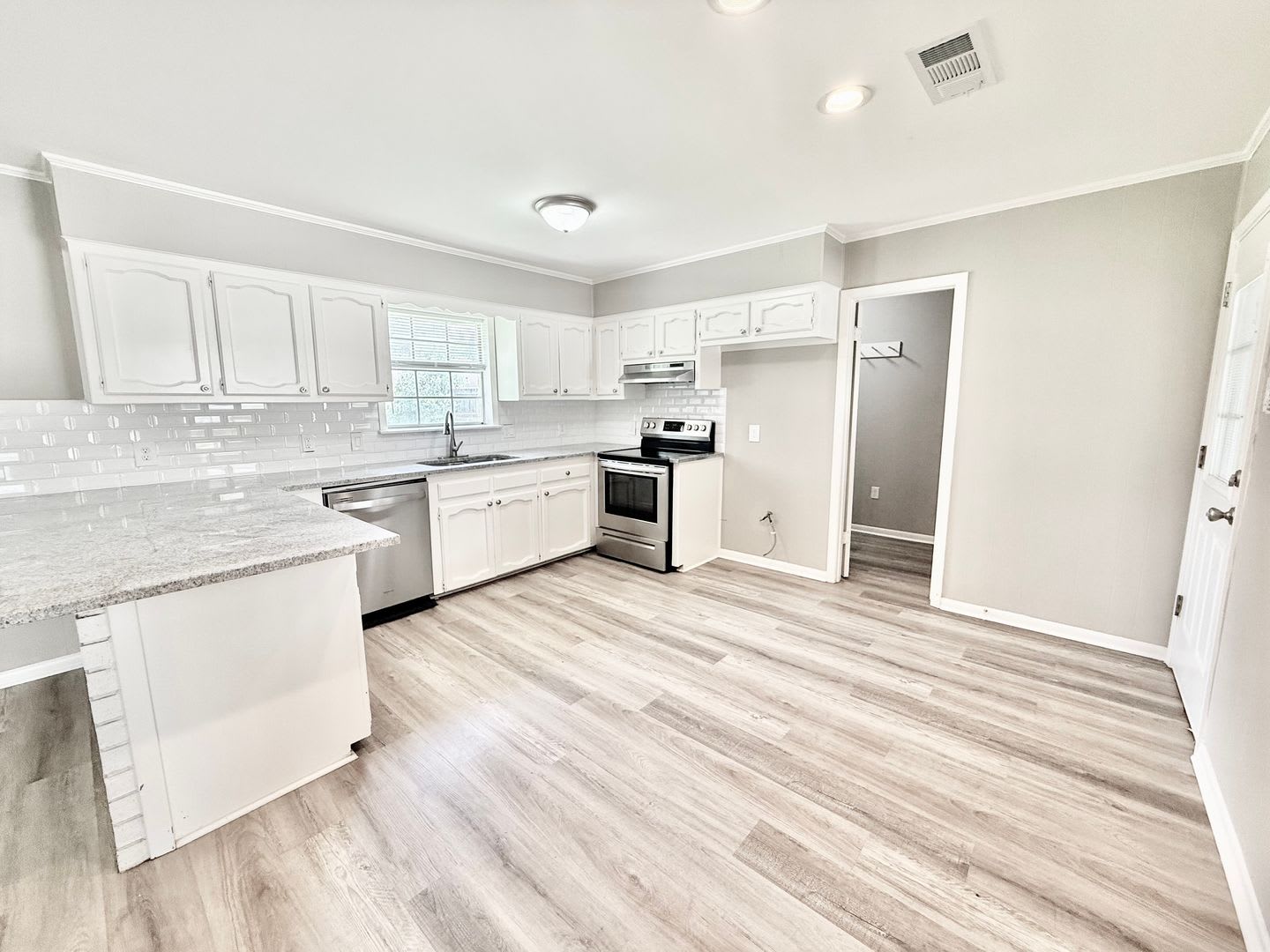 Bright & Spacious 3 Bedroom Brick Home with Double Carport & Large Backyard – photo 2