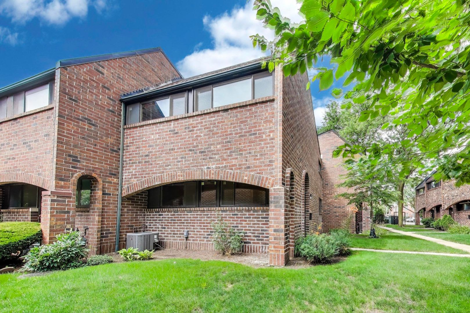 Uic Area 3 Bedroom Checks All The Boxes – photo 2