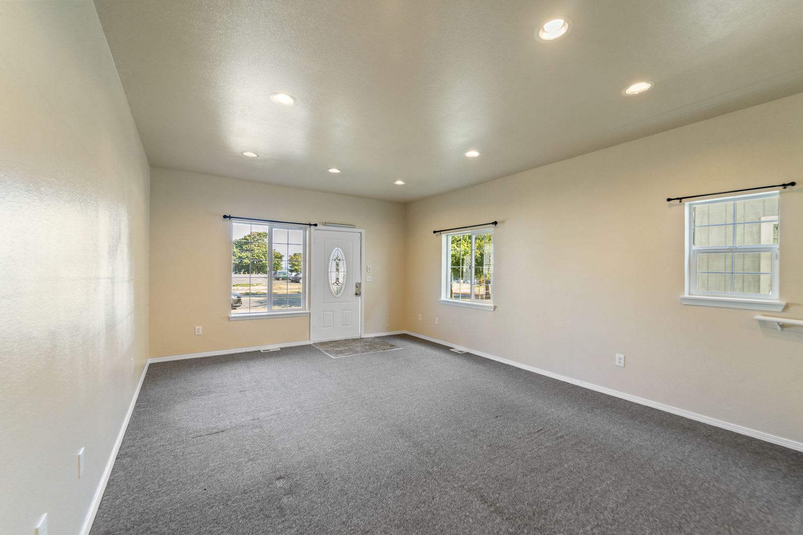 COMING SOON! Spacious 3 Bedroom / 2.5 Bathroom Single Family Home in Tacoma! – photo 3
