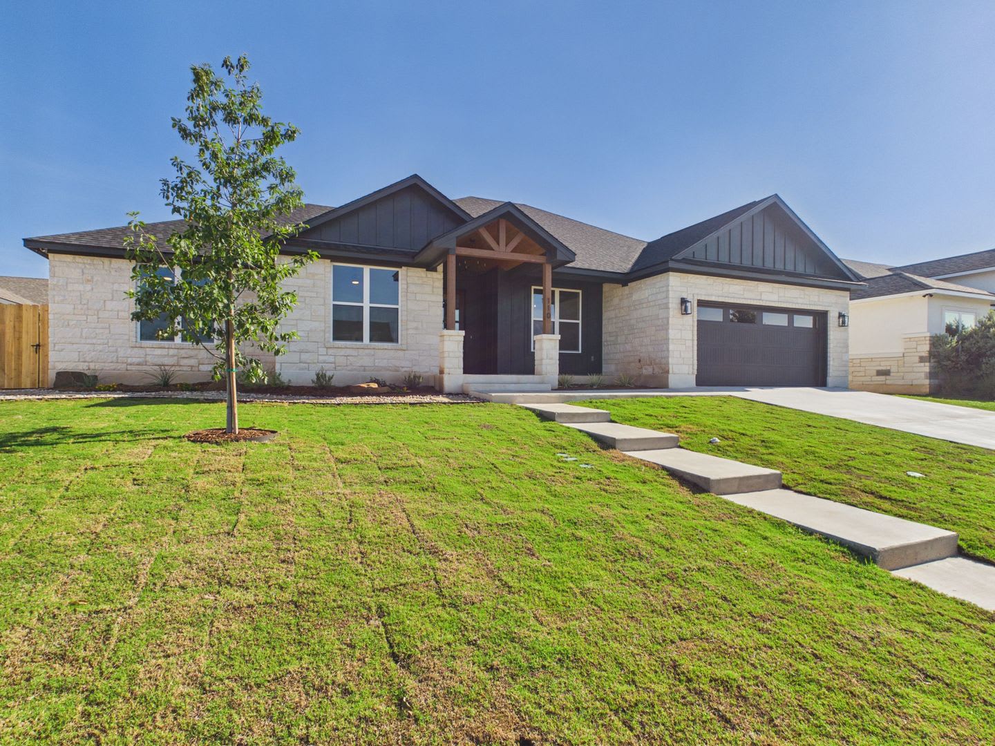4 Bedroom 2 5 Bath Home With Luxury Finishes Statement Kitchen Private Primary Suite – photo 2
