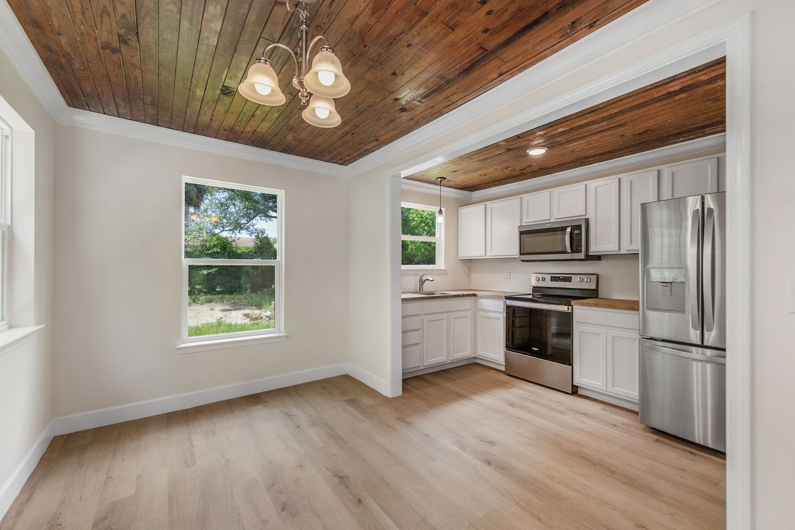 1/2 OFF FIRST MONTH’S RENT + WAIVED APPLICATION FEES! – photo 4