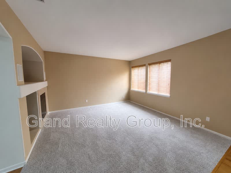 2265 West Bentley Lane – photo 2