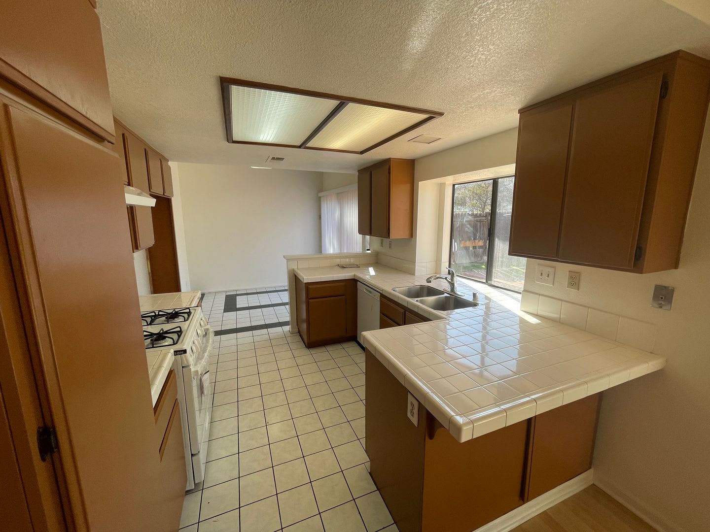 LARGE 4 BEDROOM 3 BATHROOM HOME IN MORENO VALLEY WITH LARGE YARD! – photo 3