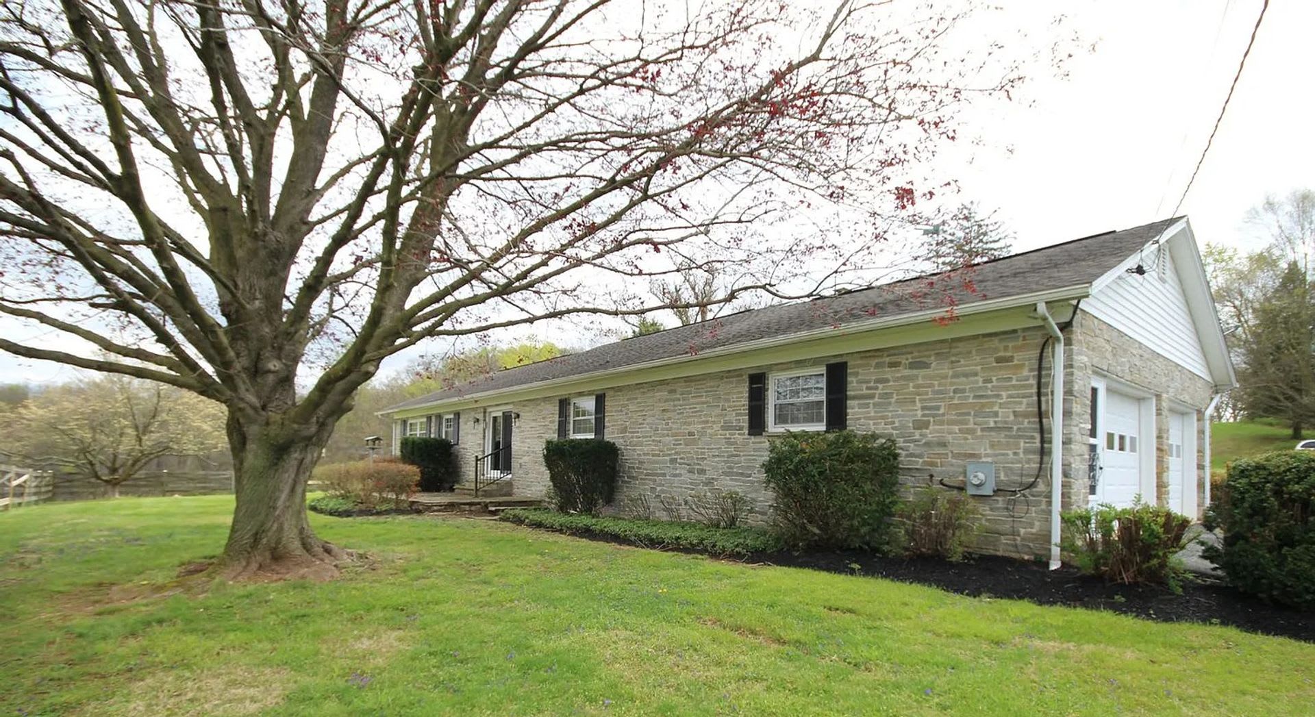 Charming 3-Bedroom Home with Country Feel & Spacious Yard – photo 2