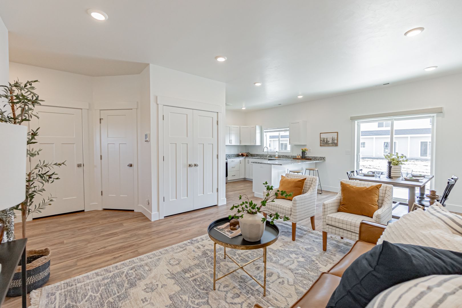 Modern 3 Bed 2.5 Bath Townhome in Sugar City – photo 4