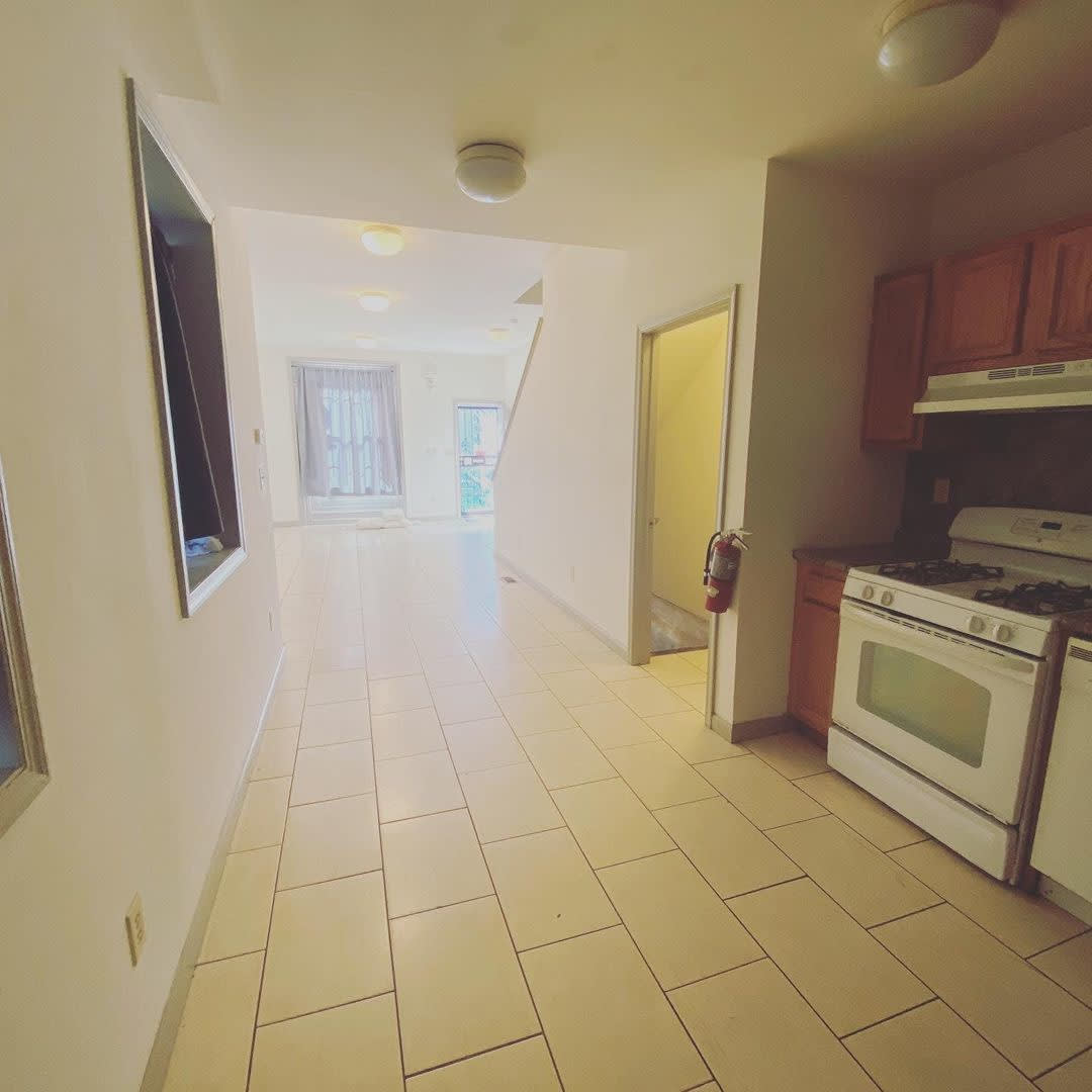 4 Bedroom House steps from Temple University – photo 1