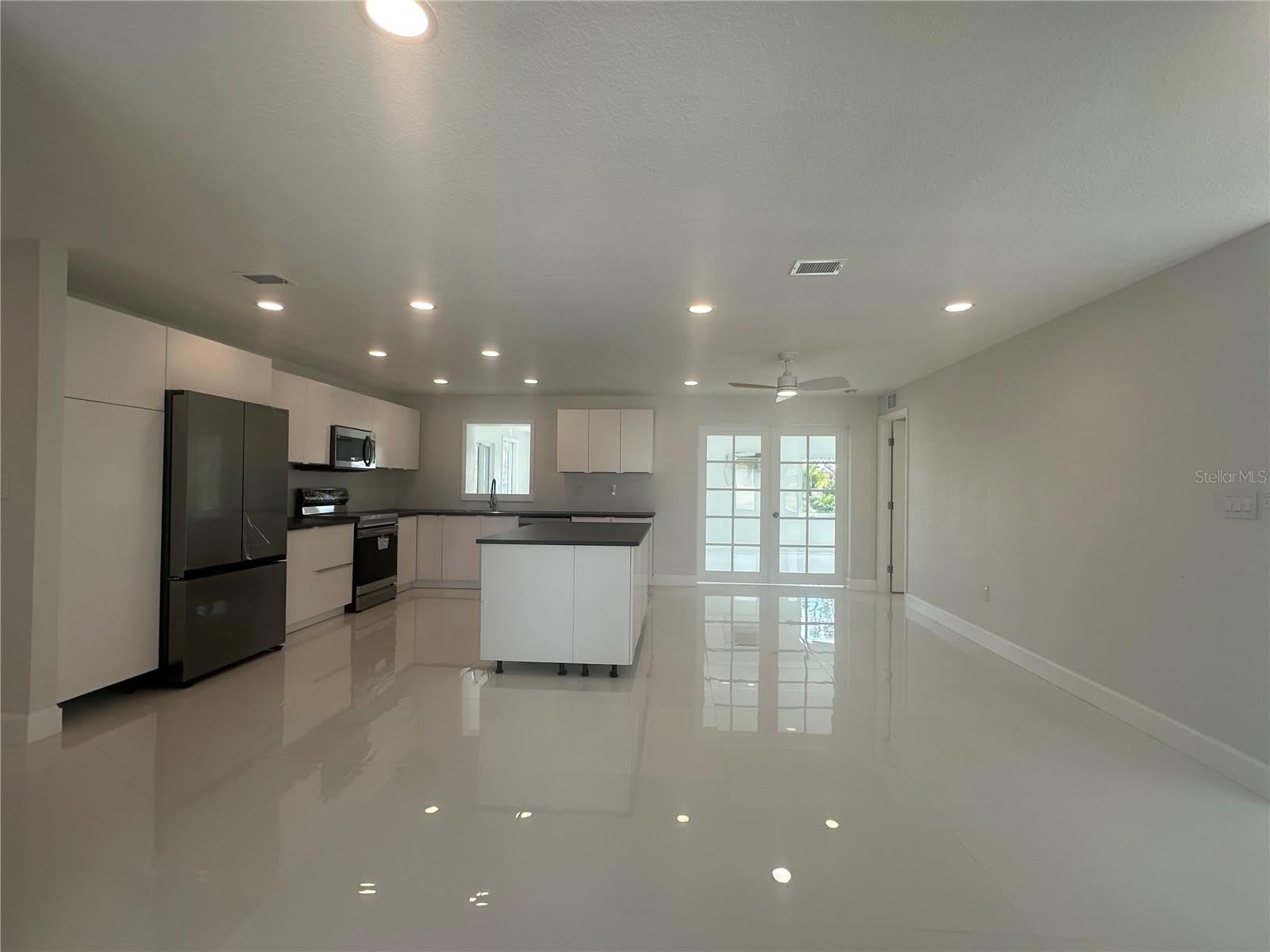 230 ANNAPOLIS Lane – photo 3