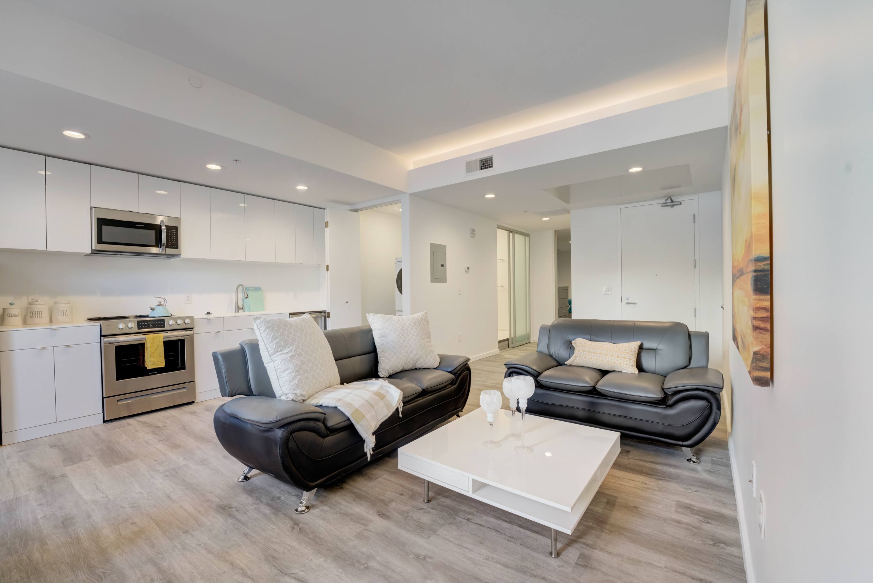 Four Bedrooms A Sunroom A Fenced Yard A Garage Your Next Home Is Ready To Be Discovered – photo 1
