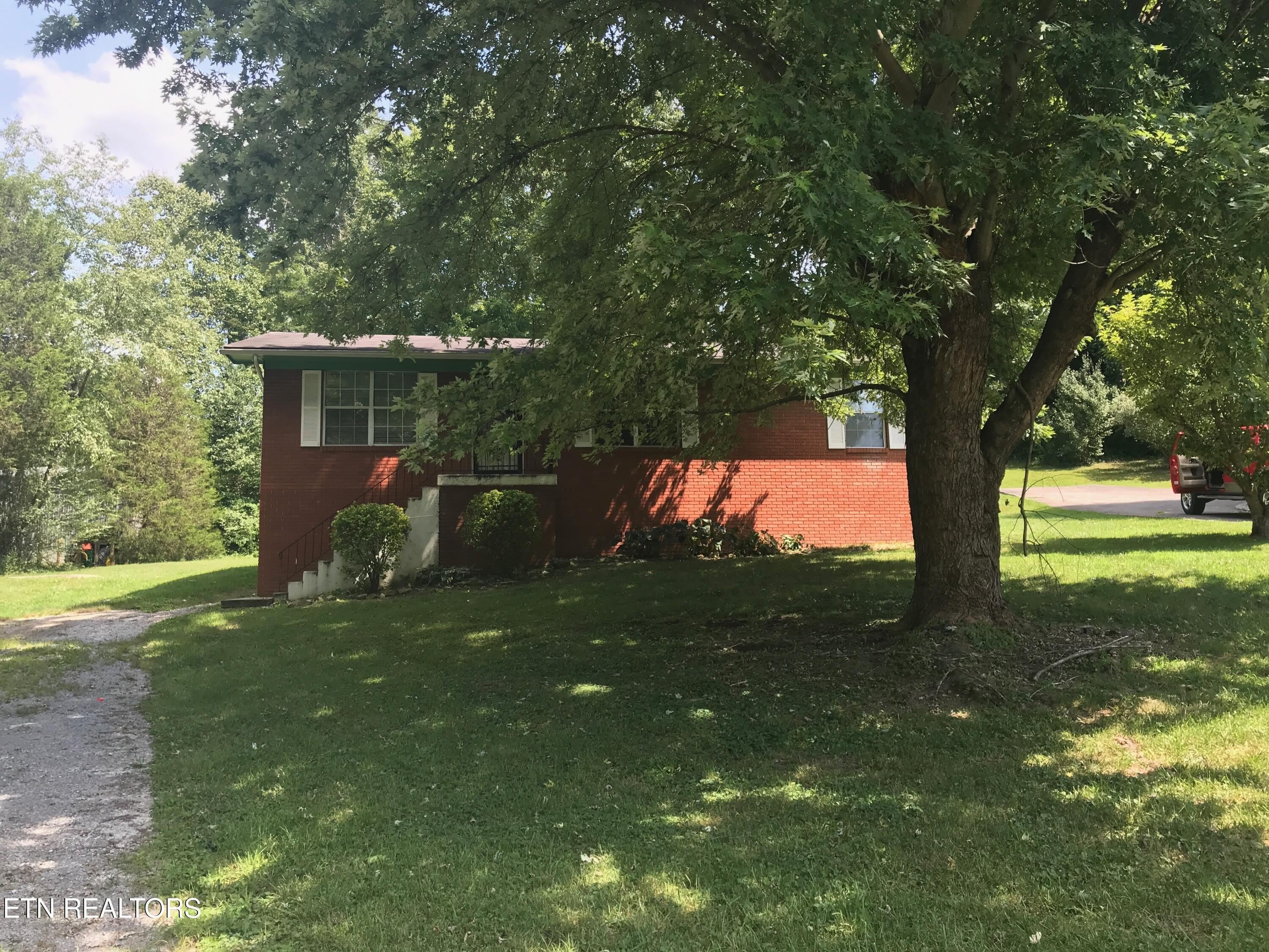 305 Reagan St – photo 3