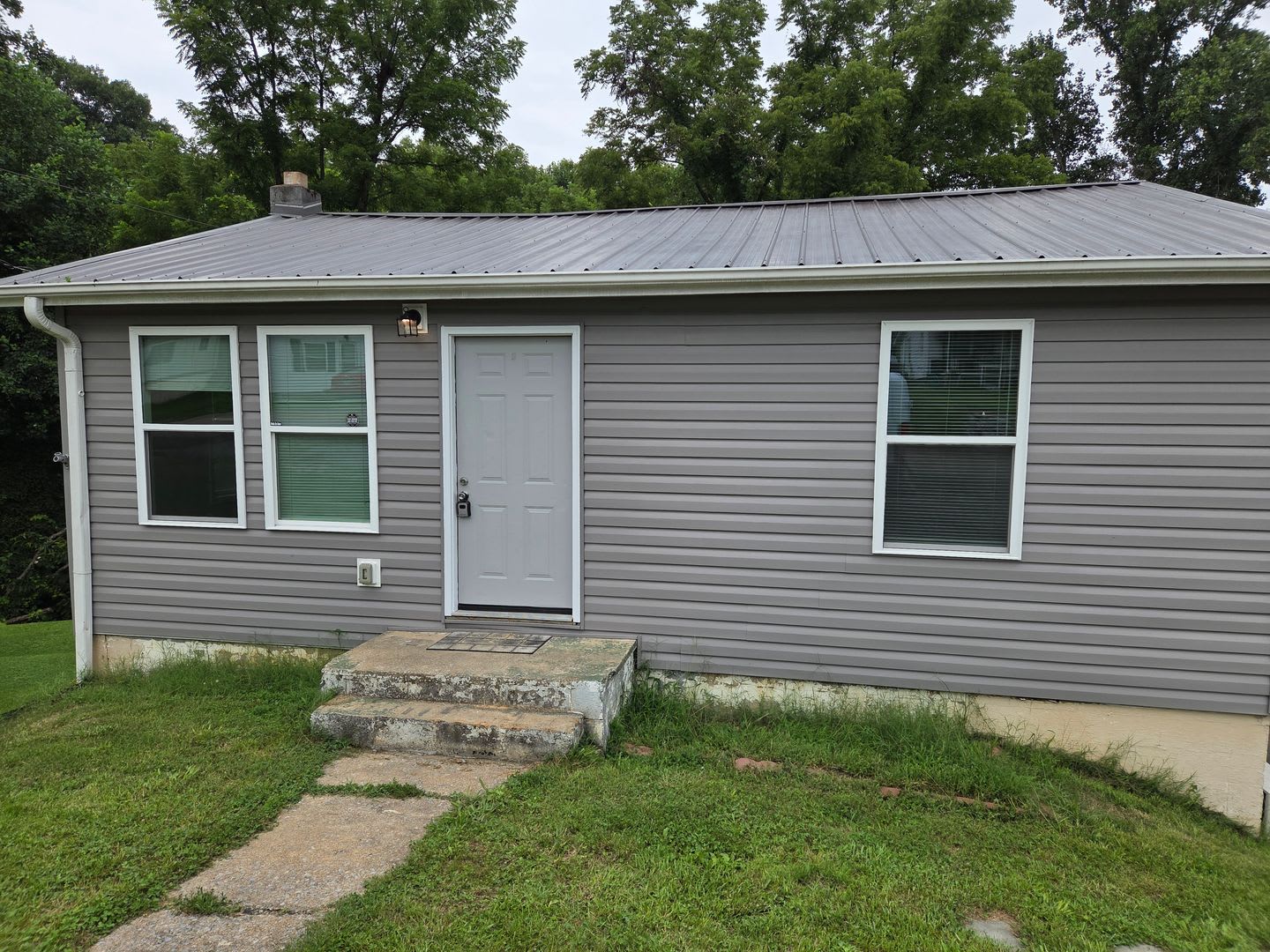 2 bed, 1 bath home for rent – photo 1