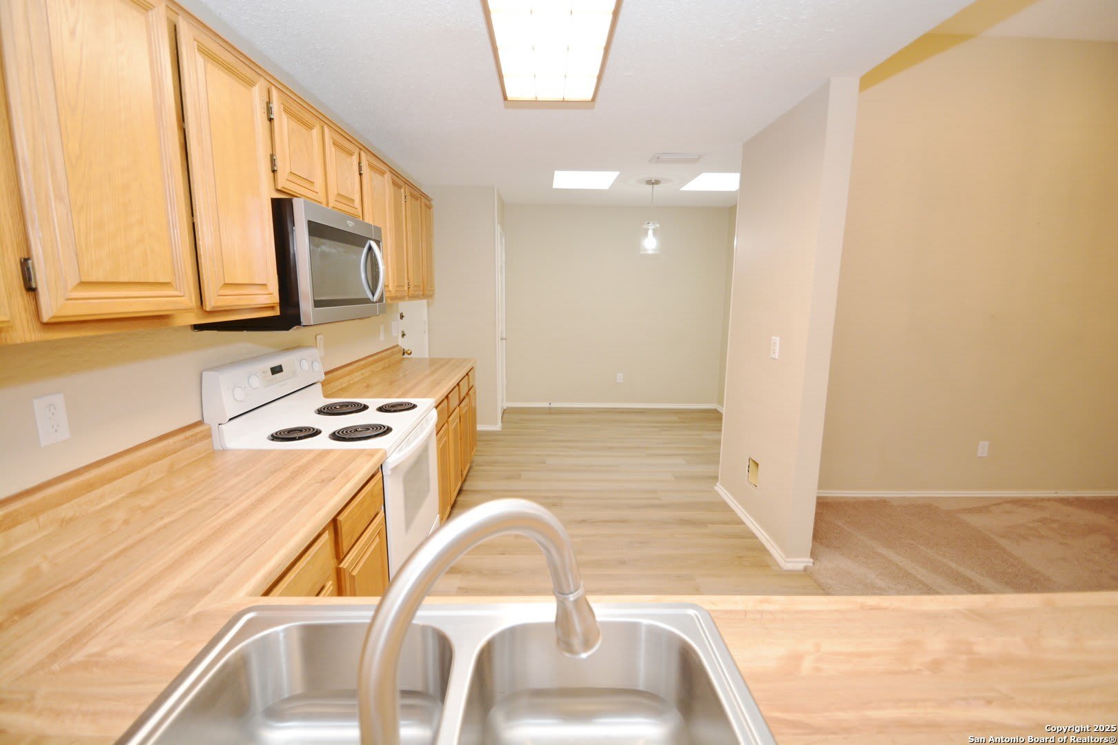 1011 HEDGESTONE DR – photo 3