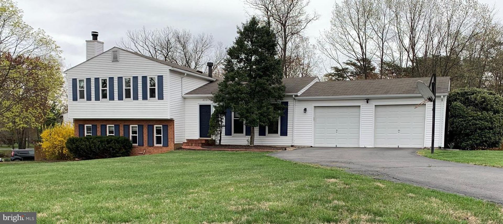 Lovely 4 bedroom, split level home with updated kitchen appliances and floors. – photo 1