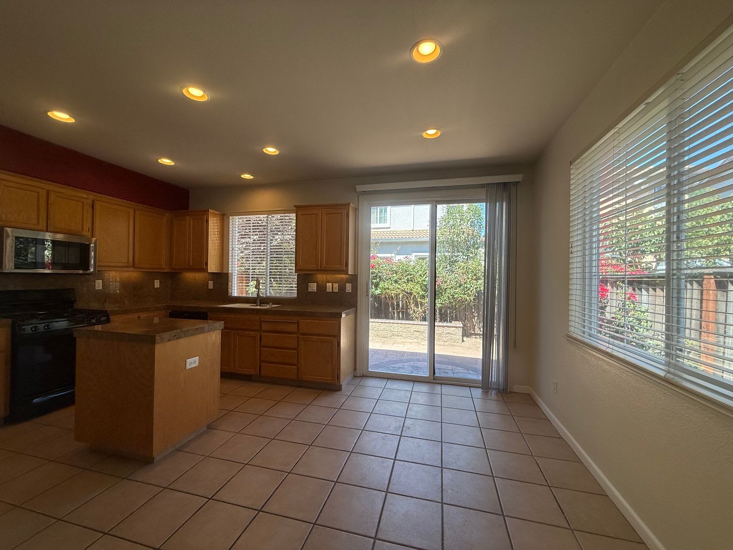 Located In Santa Clara Close To Rivermark And Mercado Shopping Plus Fuller Park And Levi S Stadium – photo 3