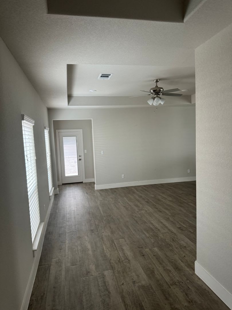 3/2/2 BEAUTIFUL HOME with CUSTOM FEATURES / FIREPLACE – photo 3