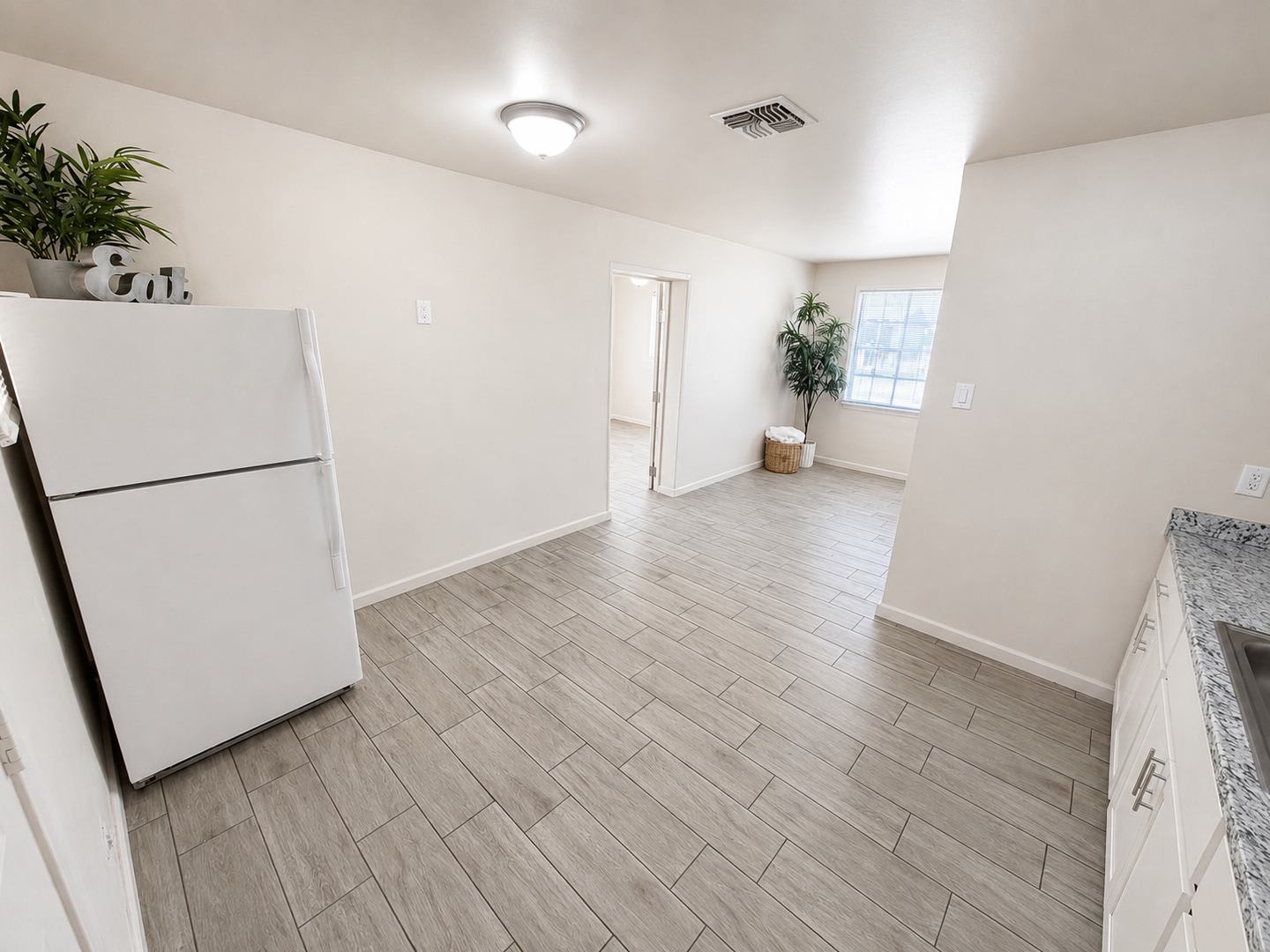Bright & Comfortable Living in Prime Phoenix Location – photo 5