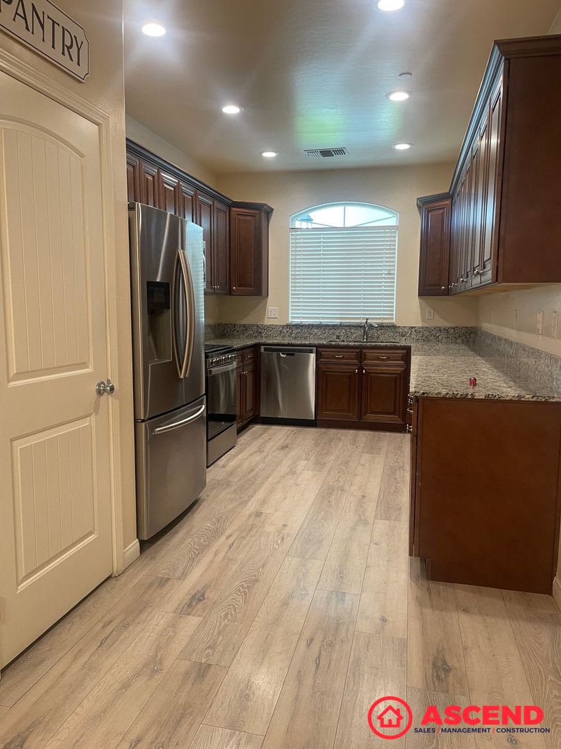 Elegant 4Bd 2Ba Home In Bakersfield S 93307 Solar Granite Countertops Vinyl Flooring Small Pets Welcome – photo 4