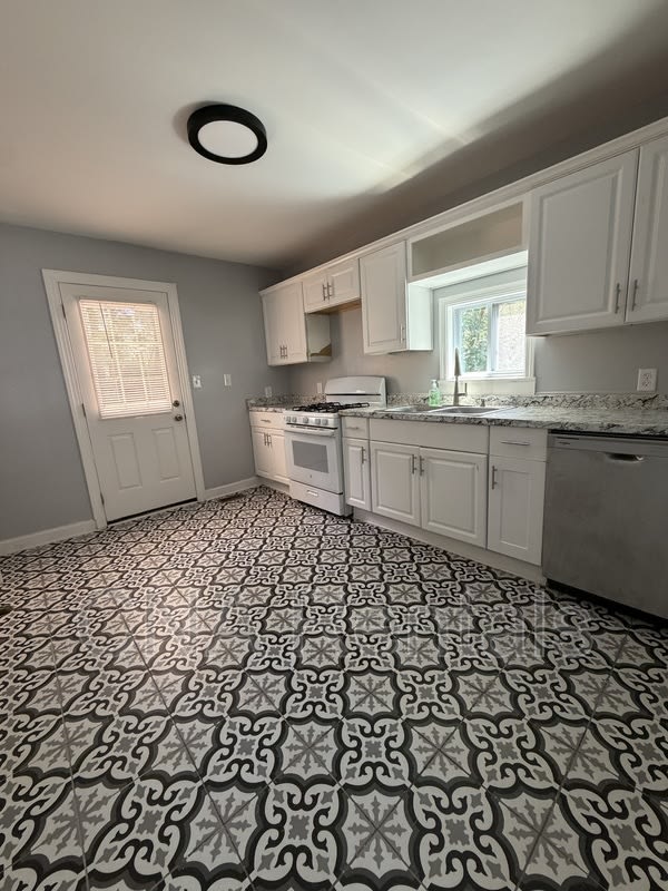 2047 Benson Ave SE – photo 5