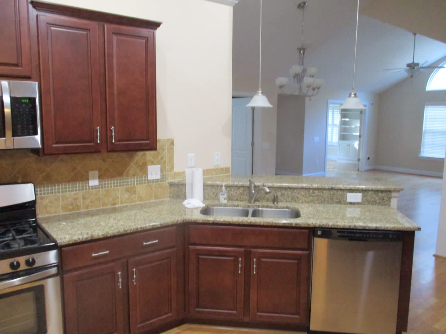 One floor living in 55+ community with a 2-car garage – photo 2