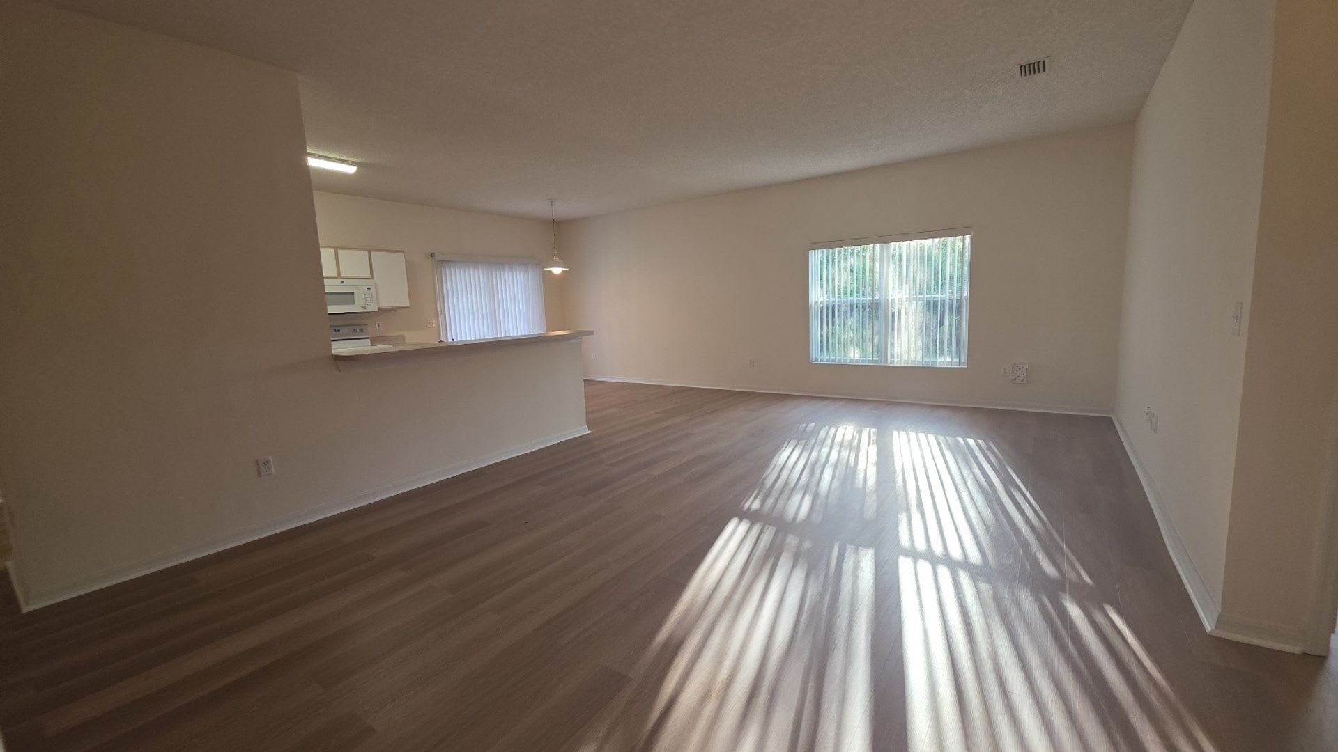 Newly renovated 3 bed, 2 bath home located minutes from Palm Coast dining, shopping, and the beach – photo 3