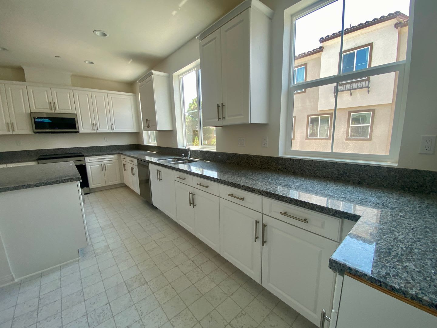 Oceanside New 4Bed 3.5 Bath 2 Car garage Granite Kitchen Luxury Townhome $4150 – photo 1