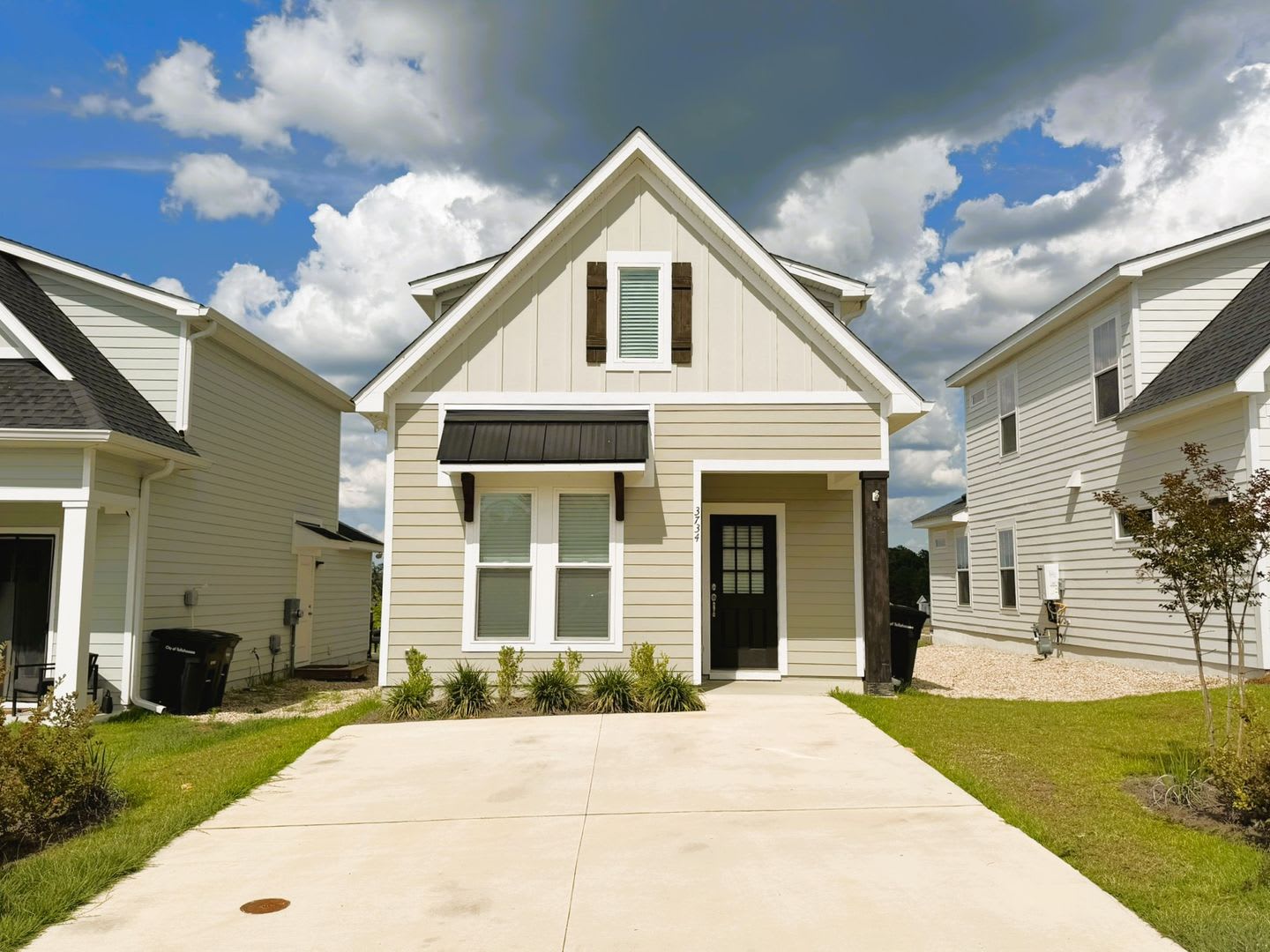Newer Construction Modern Ne 3 2 5 W Stainless Steel Appliances Granite Counters Washer Dryer Resort Style Amenities Avail Now For 2200 Month – photo 1