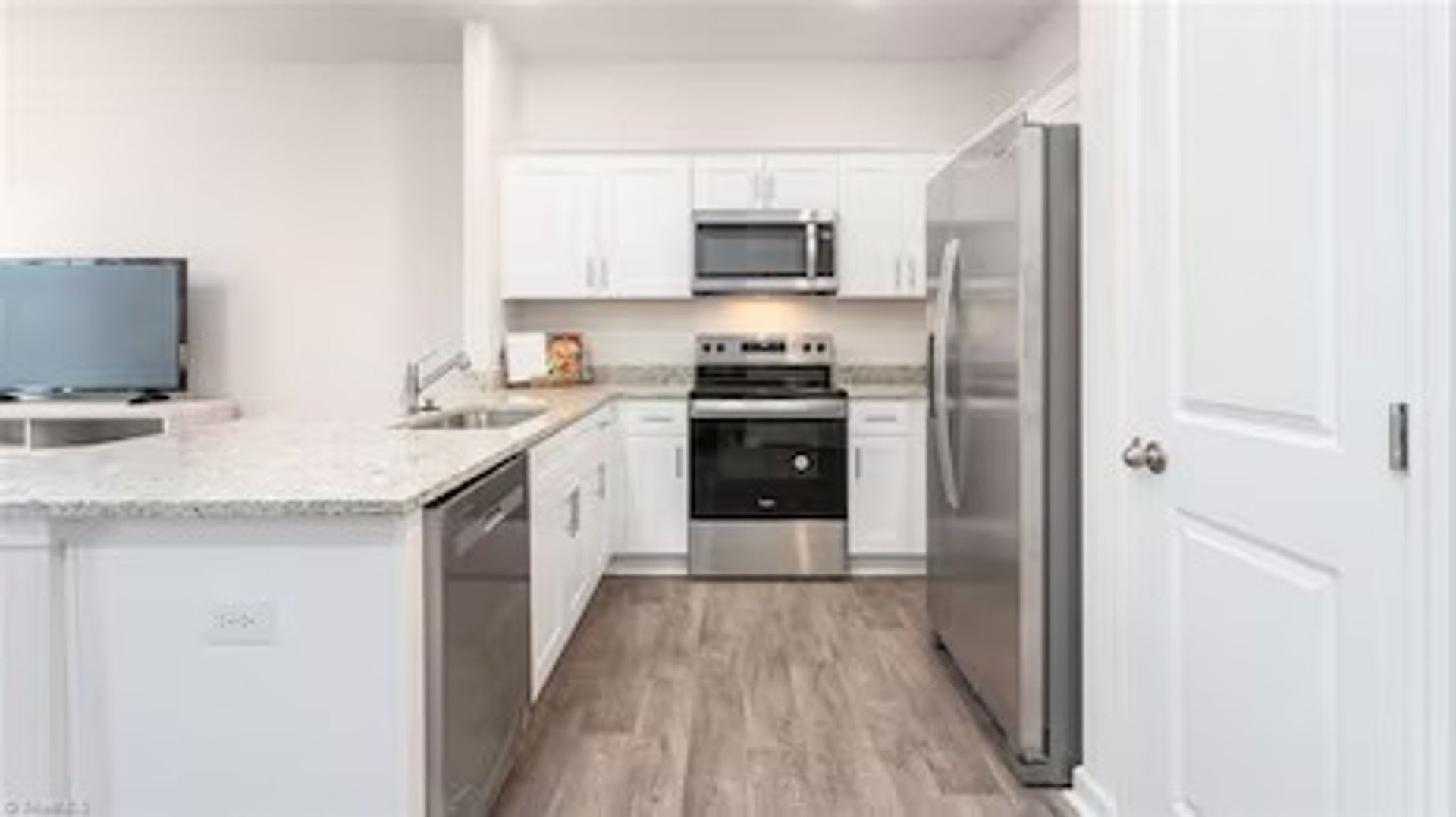 Modern 3-Bedroom Townhome with Garage in North Village Townes – photo 5