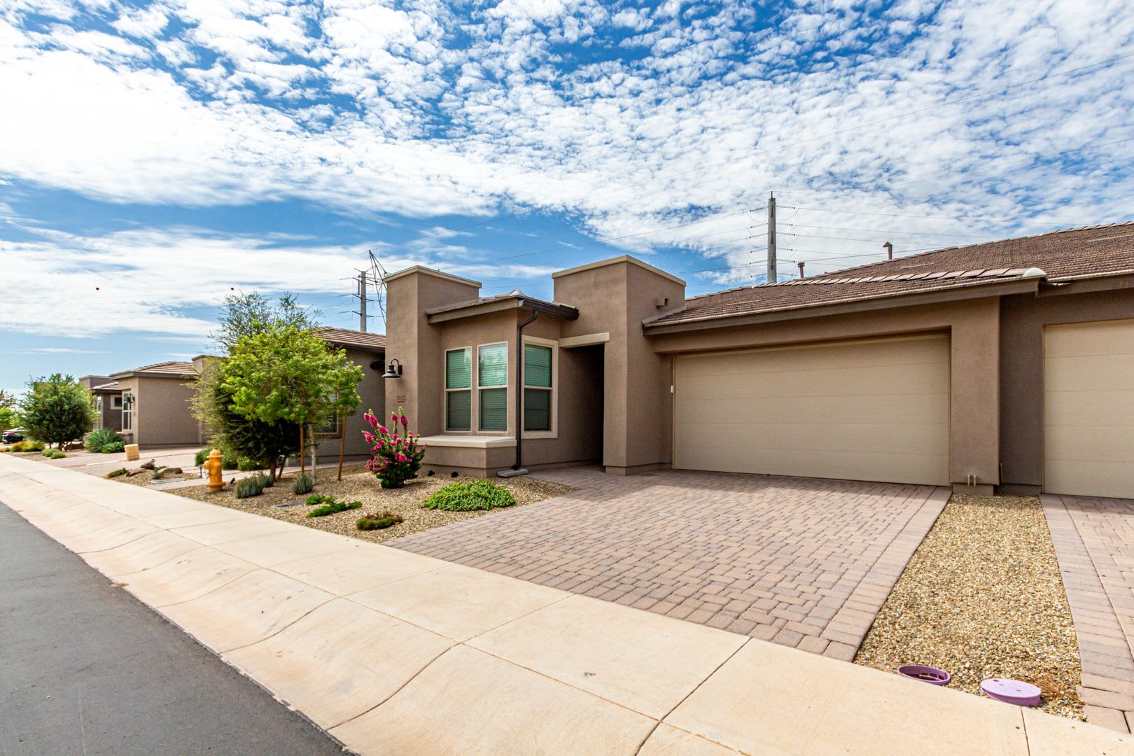 Luxury 2BR + Den Townhome in Amenity-Packed Community – photo 2