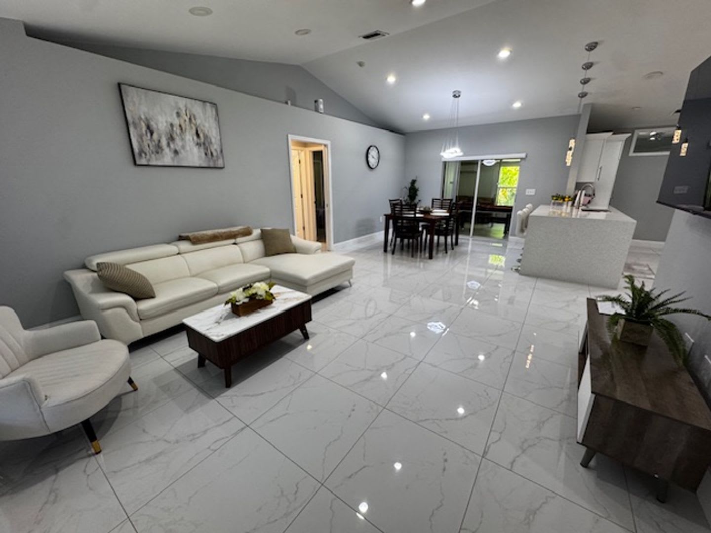 2 bedroom 1.5 bathroom furnished home – photo 5