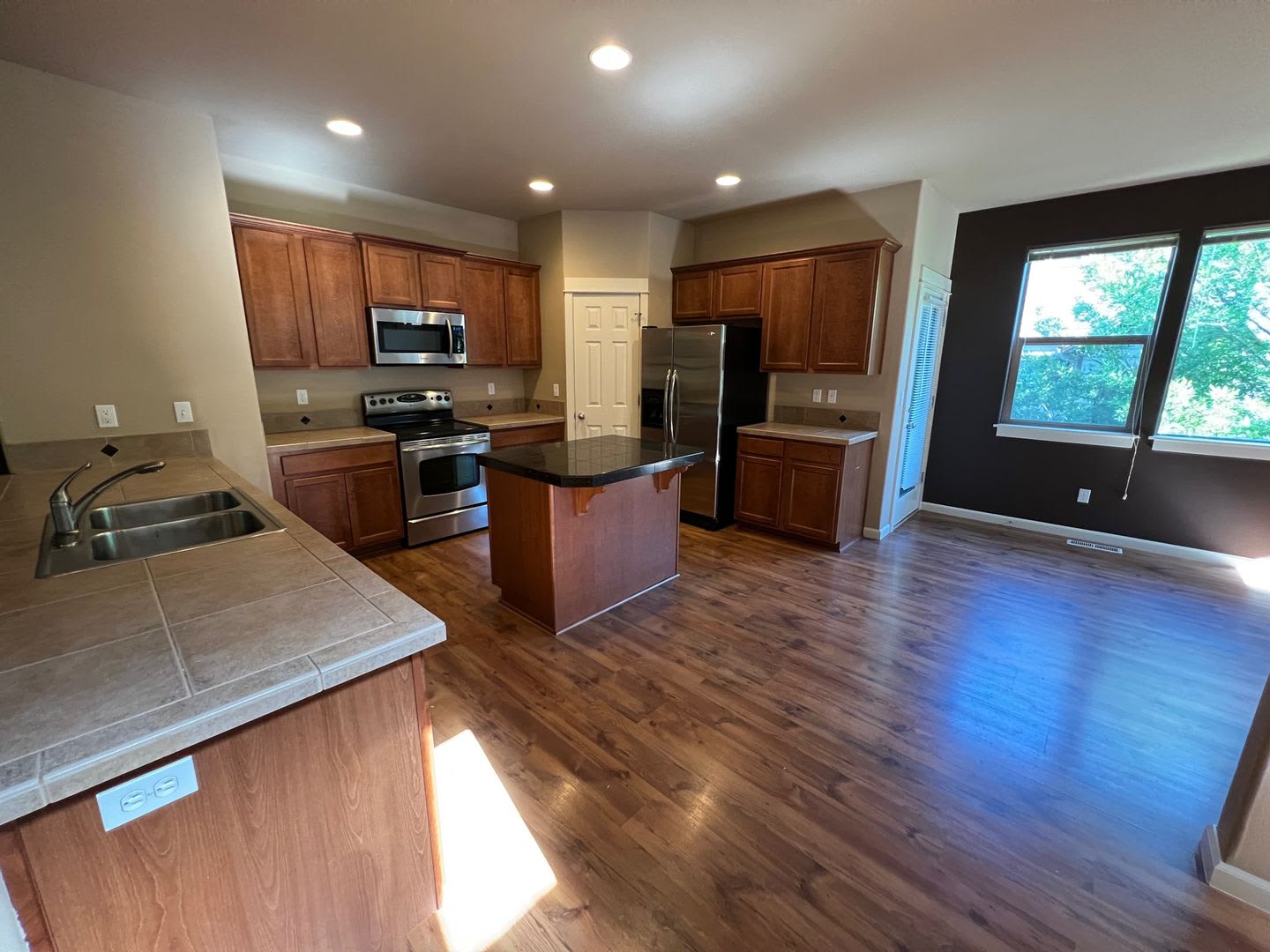 20744 SW Sister Lane ~ MOVE-IN SPECIAL 1/2 OFF First Month's Rent! Amazing Tri-Level Home – photo 3