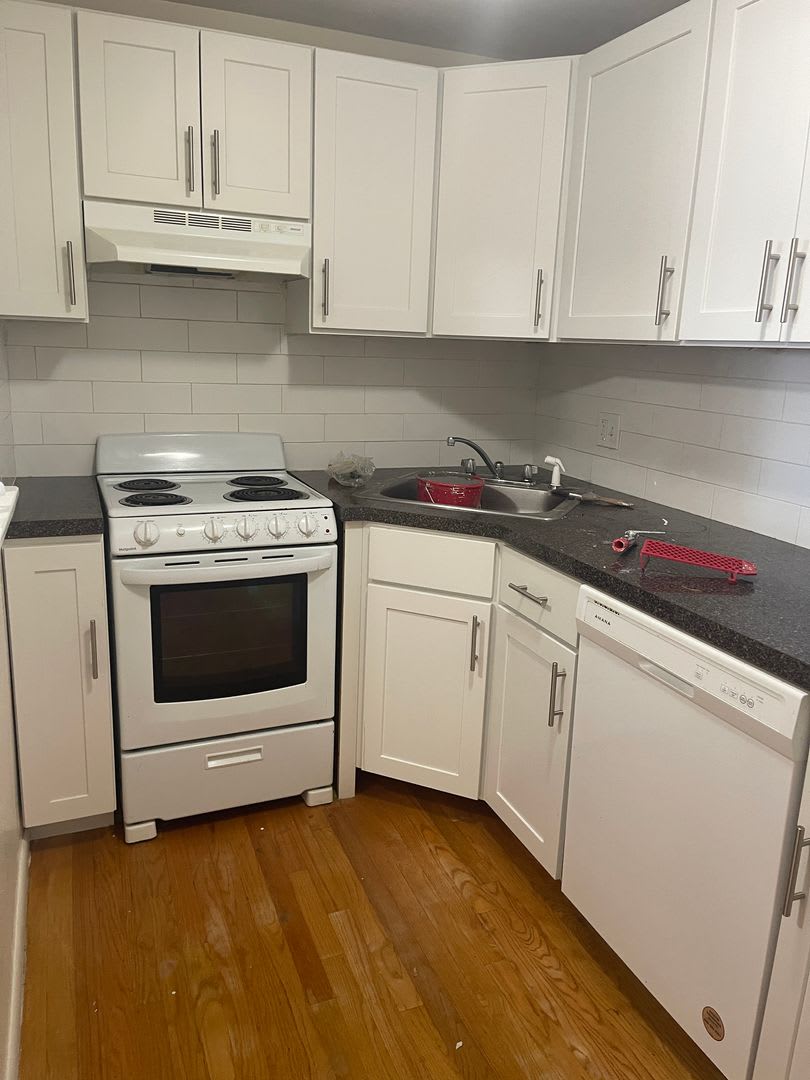 No Fee Massive 2 bed with New floors, kitchen and paint, AC VERY SUNNY!! PARKING INCLUDED – photo 2