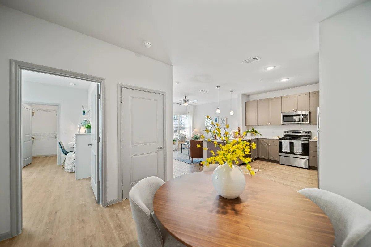 1100 Halsey Dr – photo 2
