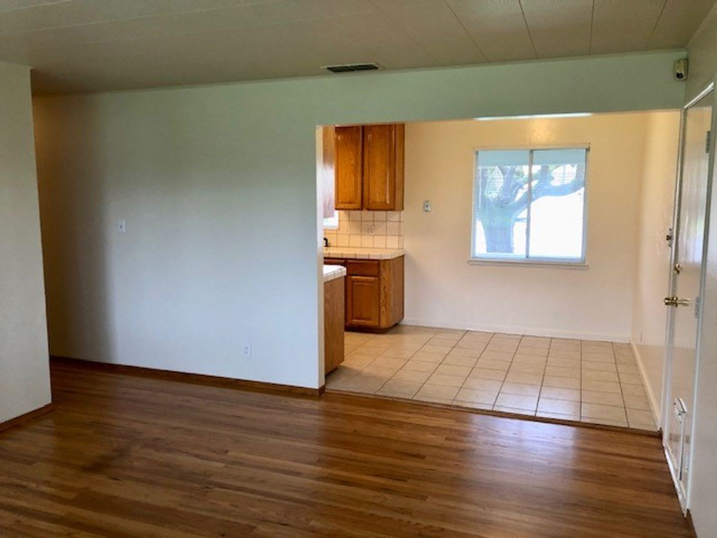 Beautiful Orangevale Home, Available Now! – photo 4