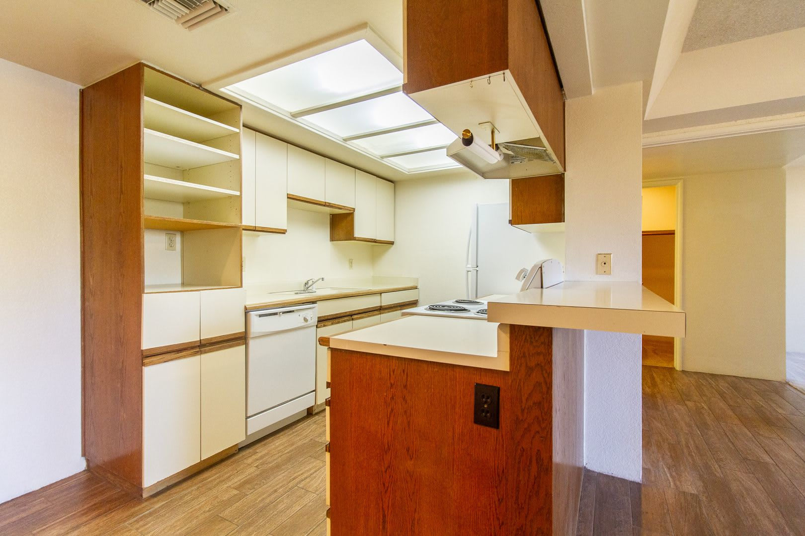 Come Check Out this Classic 2BED, 2BATH CONDO – photo 4