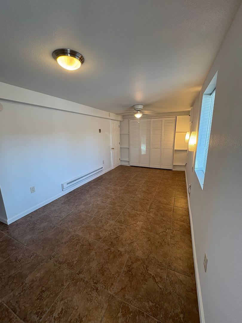 No Utilities Studio apartment with full Kitchen and Laundry – photo 5