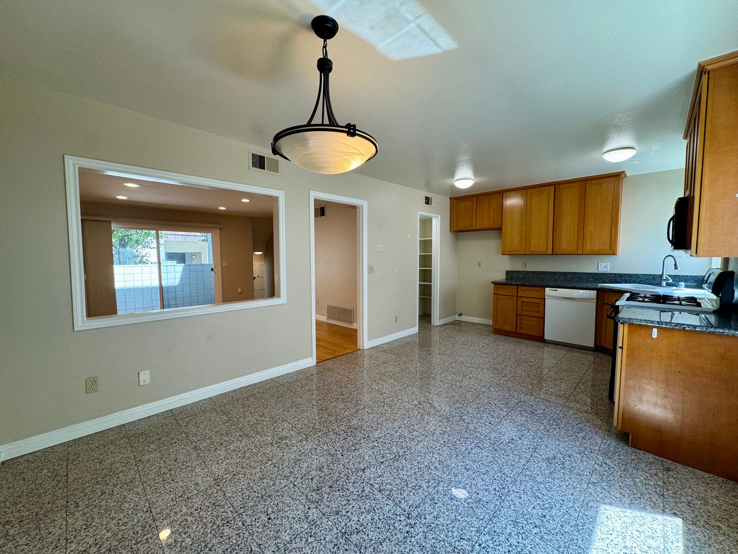 2 Bedroom/2.5 Bathroom Townhouse Fashion Park Villas Across Shops at Santa Anita – photo 4